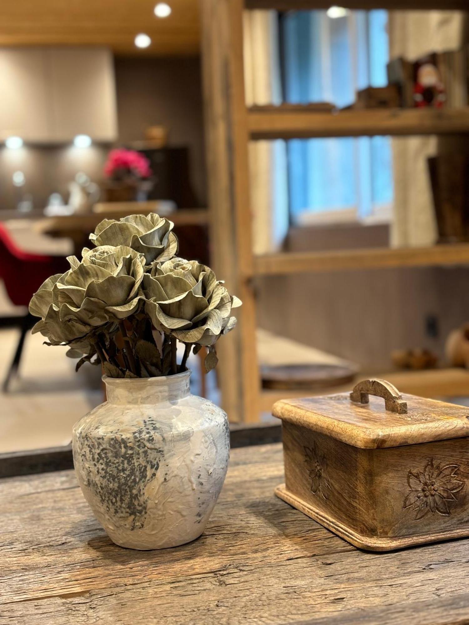 Les Secrets - Suites & Apartments มงทริองด์ ภายนอก รูปภาพ